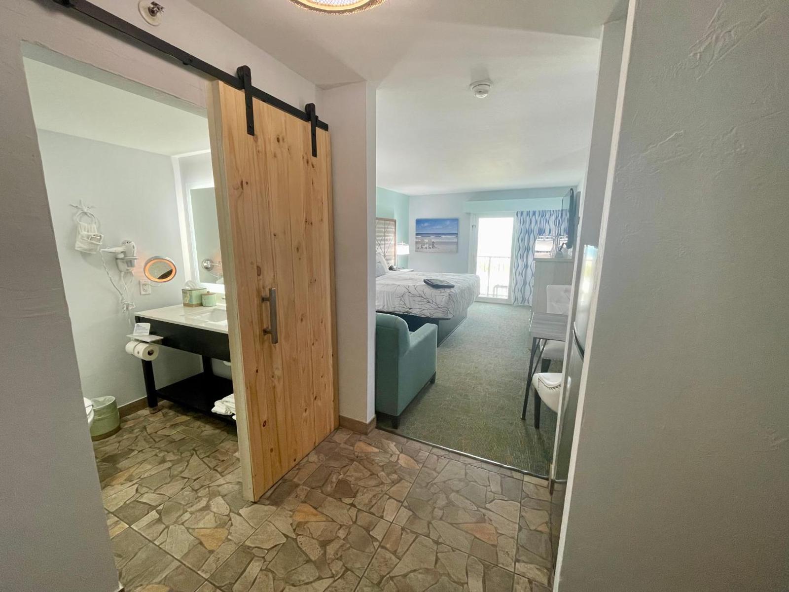 Ocean Sands Beach Inn Ultra Sparkling Saltwater Mineral Pool open until 4 AM Board Games in Lobby Bedside Candy in all rooms Summer Special Main image 1